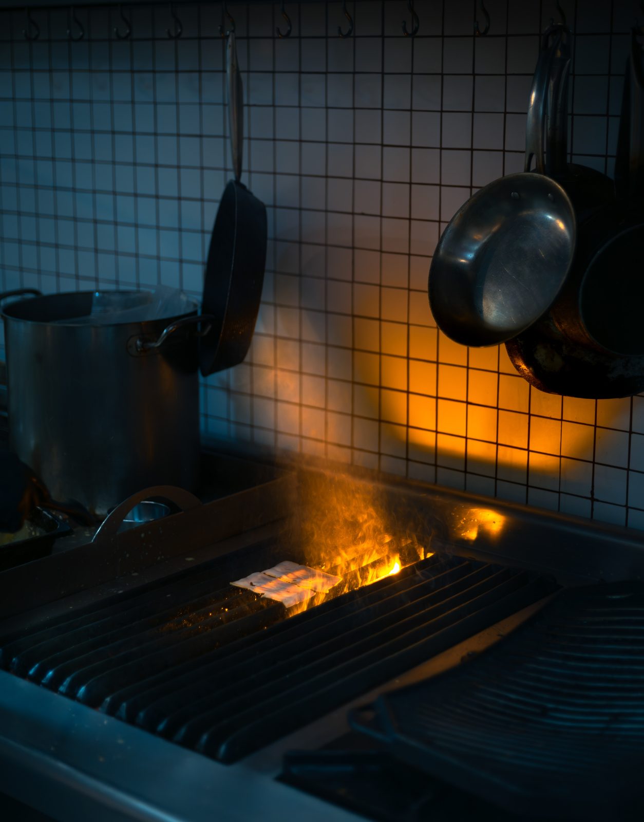 Valientes a Fuego — pans over open flame